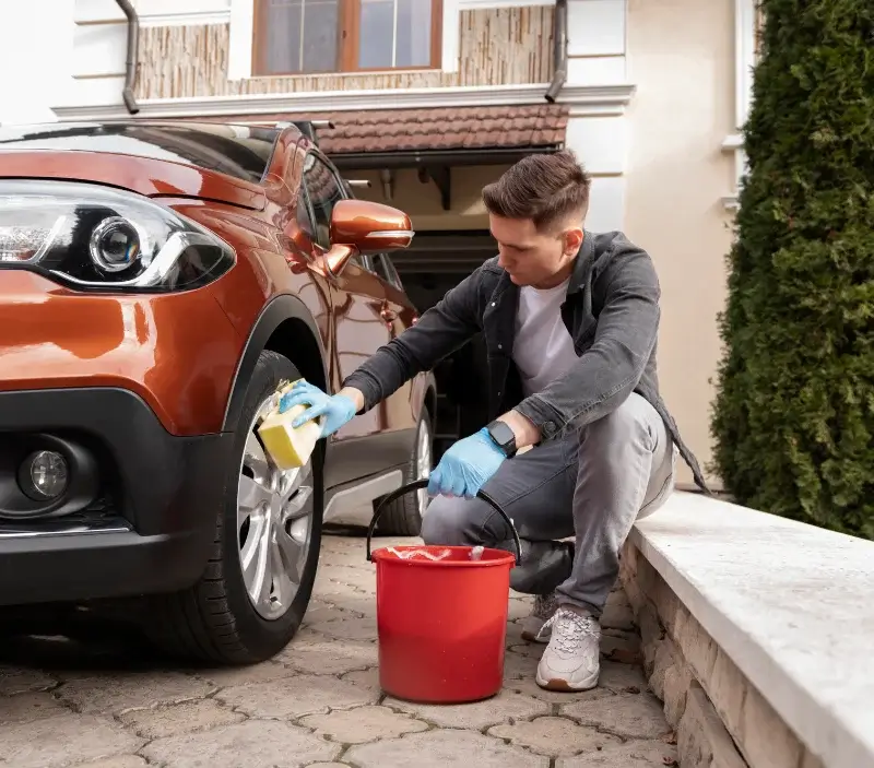 Lavage auto à domicile Vernoux-en-Gâtine : professionnel intervenant sur un véhicule